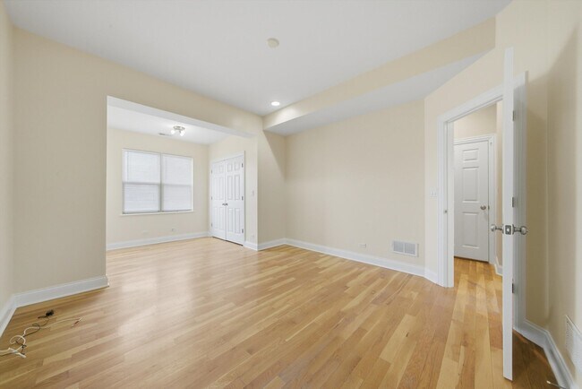 Building Photo - 4742 N Sawyer Ave