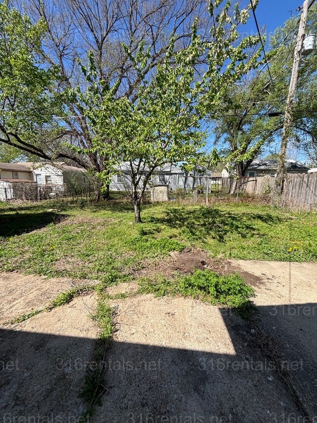 Building Photo - Three bed one bath House Available Now!