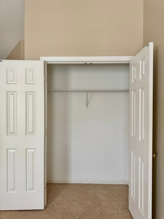 Building Photo - 3004 Southhampton Dr