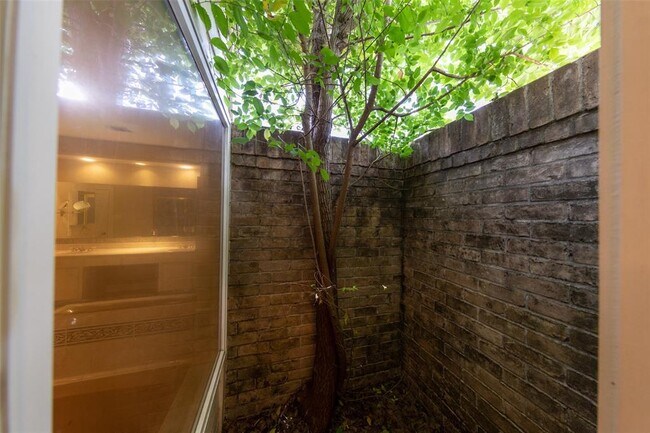 Building Photo - 9559 Doliver Dr