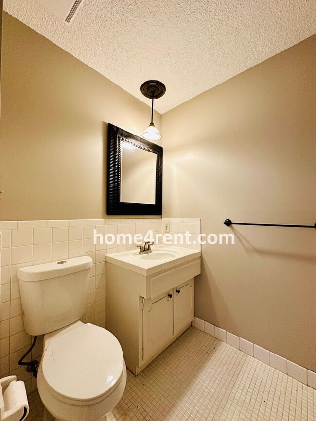 Building Photo - Beautiful Overland Park Townhome w/ Wood Floors, Large Open Kitchen and a Community Pool!