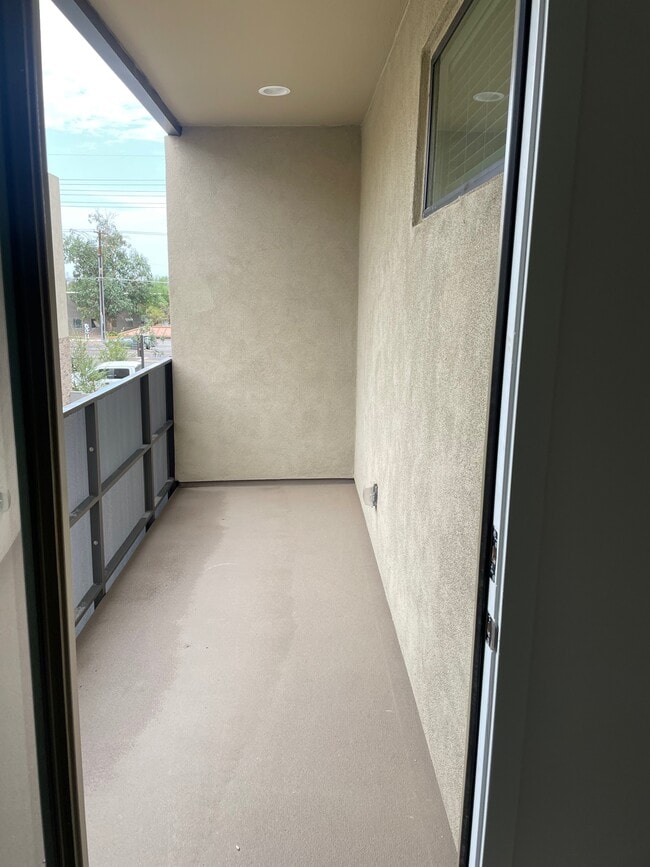 Building Photo - 901 S Smith Rd