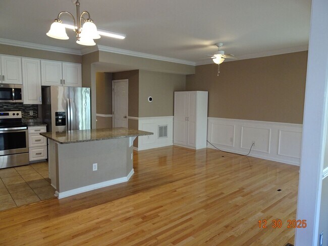 Building Photo - 4 Bedrooms, 3.5 Baths Townhouse