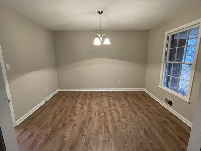 Building Photo - 3br Home East Athens For Rent