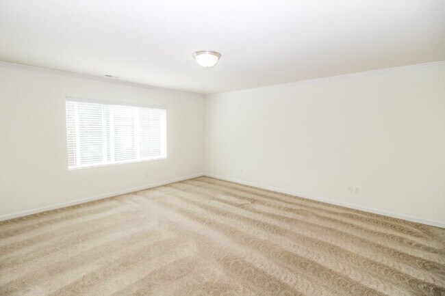 Building Photo - Spacious Rental! 3bed 3bath 2039sf 2 Car Garage A/C + Bonus Room