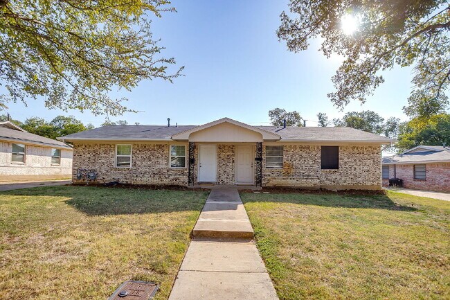 Building Photo - Cozy 2-Bed Duplex Available for Immediate ...