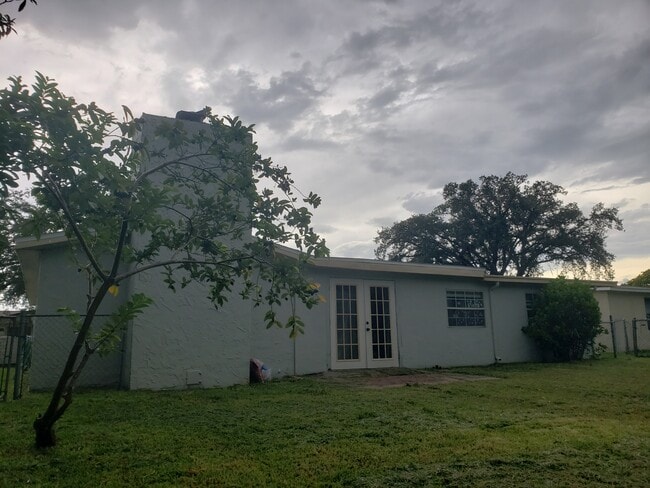 Building Photo - 10030 Glen Moor Ln