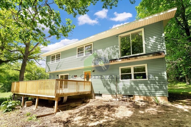 Building Photo - 4 bedroom 3.5 bath