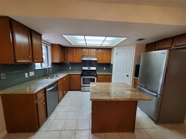 Building Photo - 1205 Doonesbury Dr