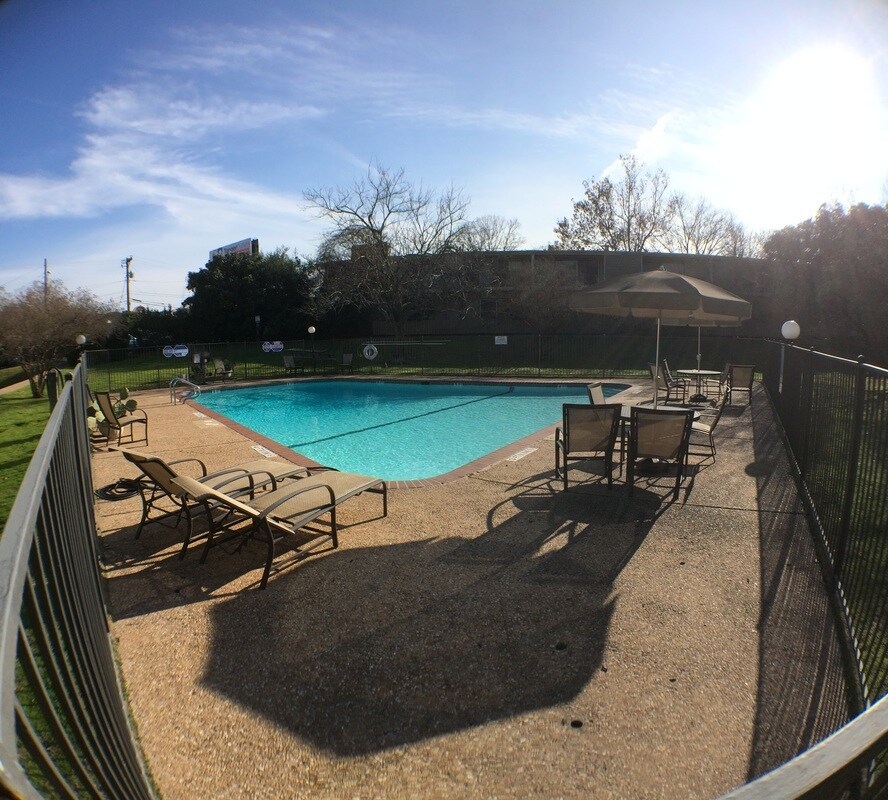 Building Photo - 1304 Mariposa Dr