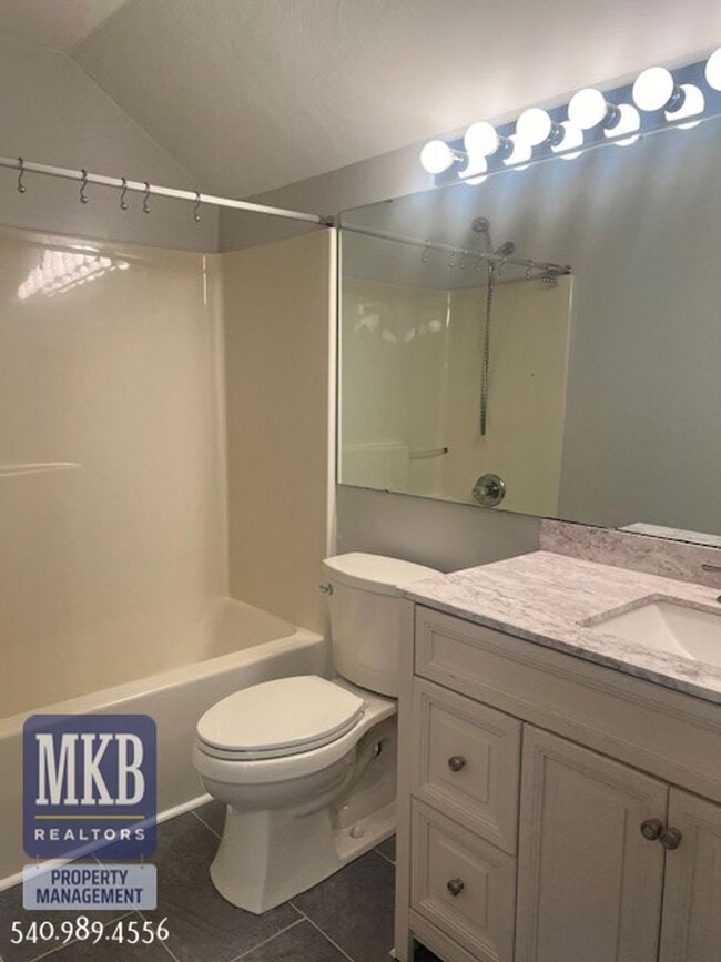 Building Photo - Luxurious 4 Bd/3.5Ba home located in The G...