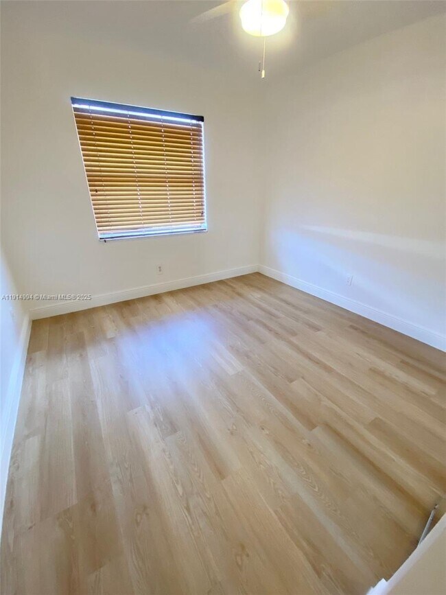 Building Photo - 6568 SW 41st Pl