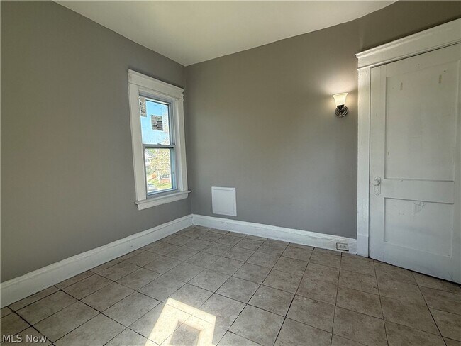 Building Photo - 1278 E 115th St