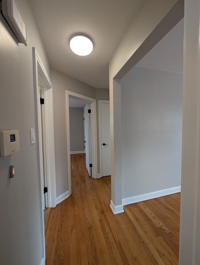 Building Photo - 2909 W Farragut Ave