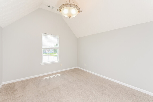 Building Photo - Ellenwood Comfort with Spacious Living