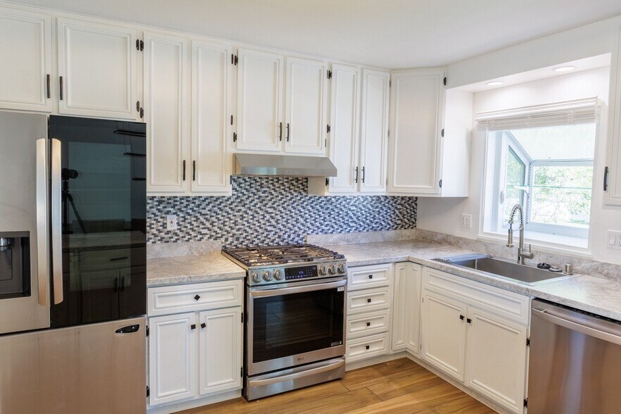 Building Photo - 8003 Evesborough Dr