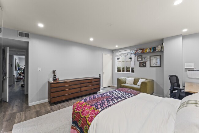 Building Photo - 712 Pacific St