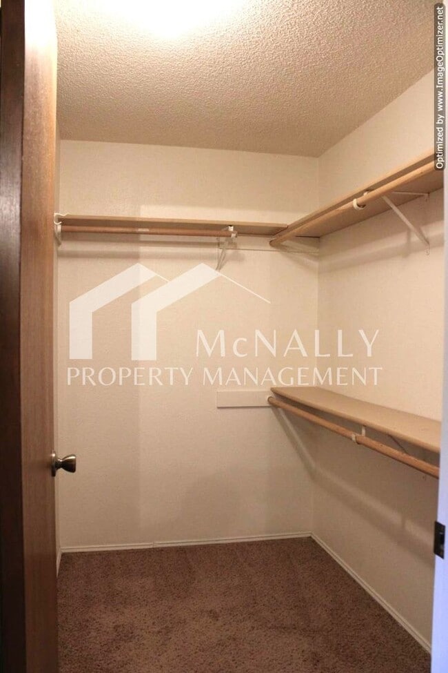 Building Photo - 3 bedroom 1.75 bath home on Peacock Hill