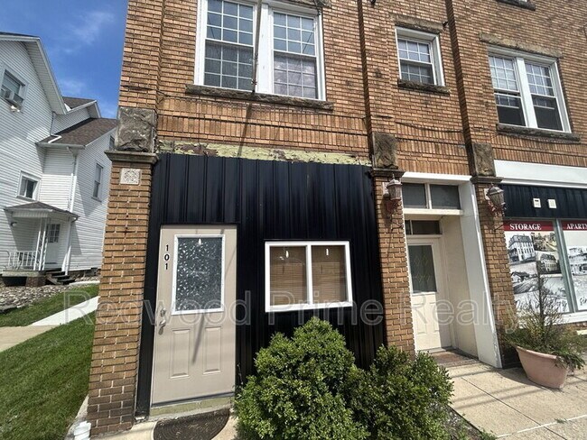 Building Photo - 908 Main St