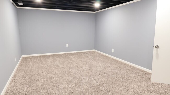 Building Photo - Spacious Modern 4 bedroom, 1 Full Ba, 2 Half bath