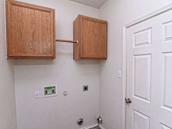 Building Photo - 105 Pecanwood N