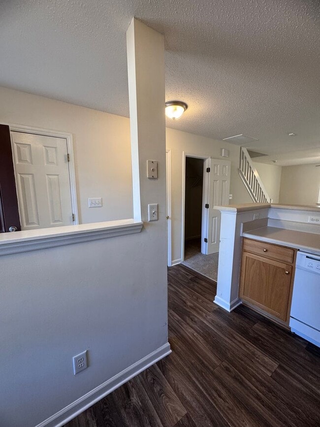 Building Photo - Wonderful 2BR 2.5BA Townhome with All Appl...