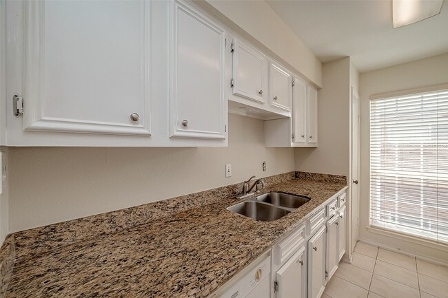 Building Photo - 6402 Del Monte Dr