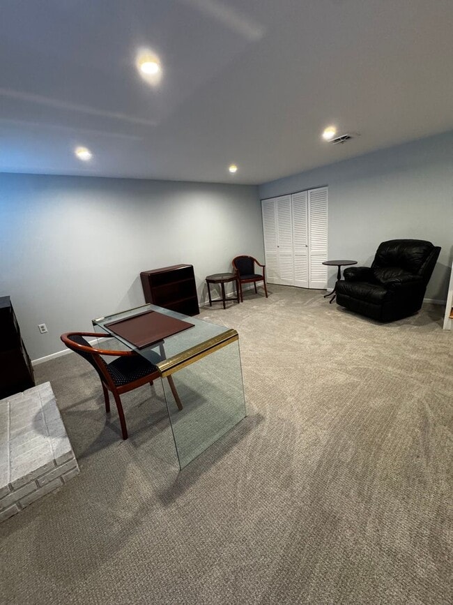 Building Photo - Well maintained and updated townhouse for lease in sought after Chelmsford Village