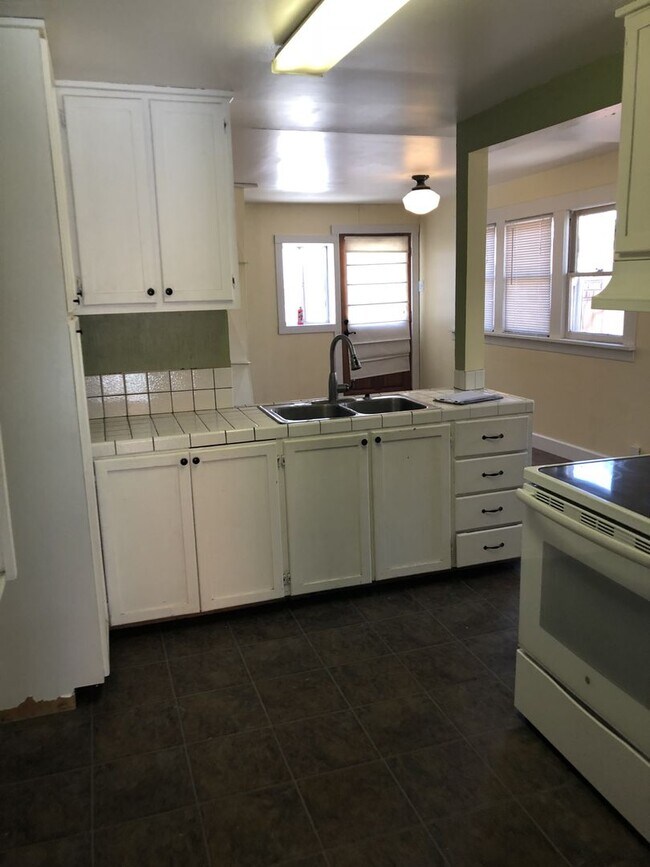 Building Photo - ALL UTILITIES INCLUDED - ONE BLOCK FROM UN...