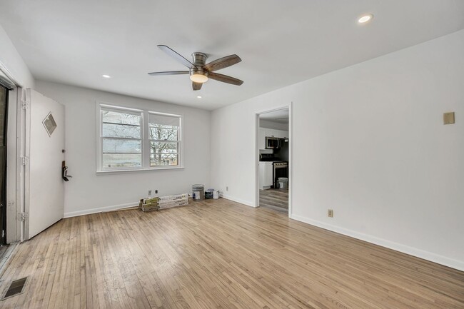 Building Photo - Awesome 2BE/1BA duplex in West Nashville!