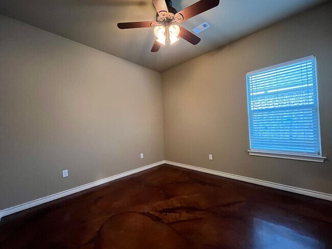 Building Photo - 4 Bedroom Single Family Home:  Available Now!