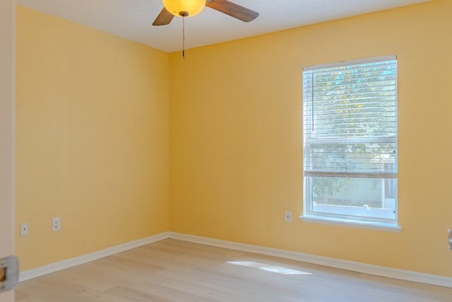 Building Photo - Spacious 4-Bed Groveland Home with Attached Garage, Central Air, and Private Patio