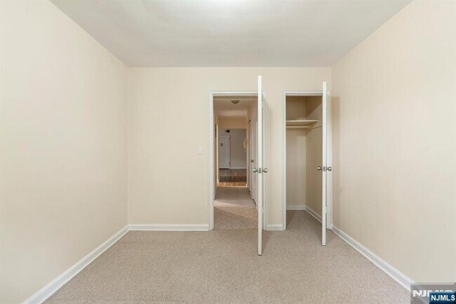 Building Photo - 2350 Linwood Ave