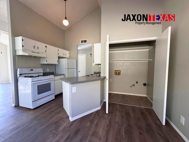 Building Photo - 1535 Rebecca Ann Dr