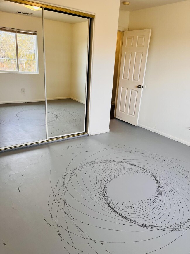 Building Photo - 4 Bedroom, 2 Bath Home with Attached Garag...