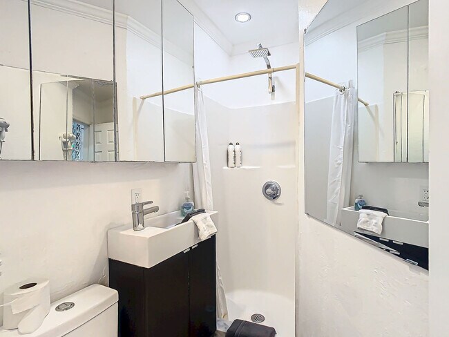 Building Photo - 5700 Saddlebrook Way