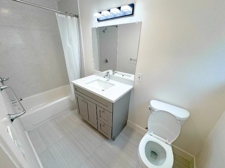 Building Photo - 4802 Daisy St