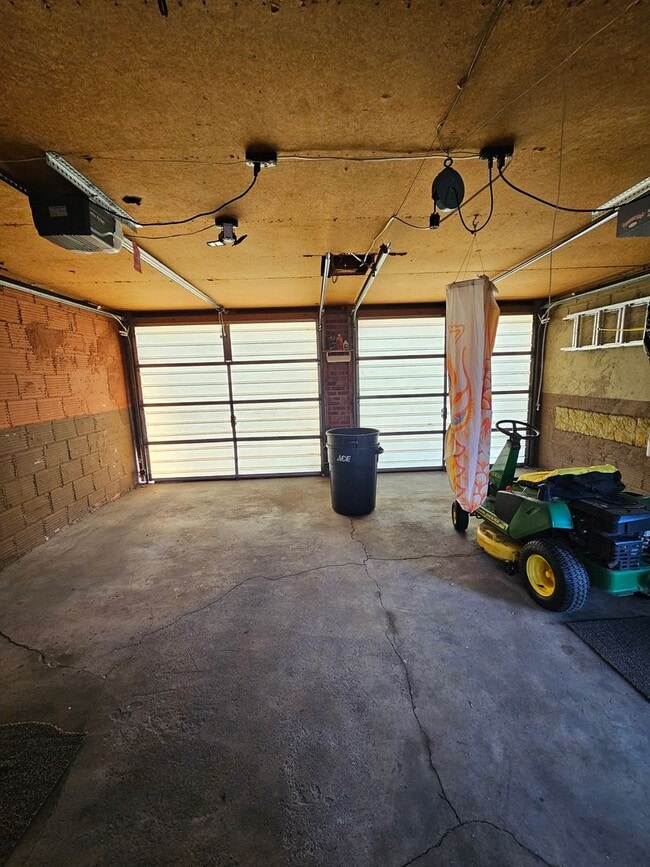 Building Photo - 4 BED | 2.5 BATH | DOUBLE GARAGE | WEST RAPID | FURNISHED