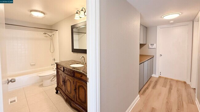 Building Photo - 750 N Paradise Valley Ct