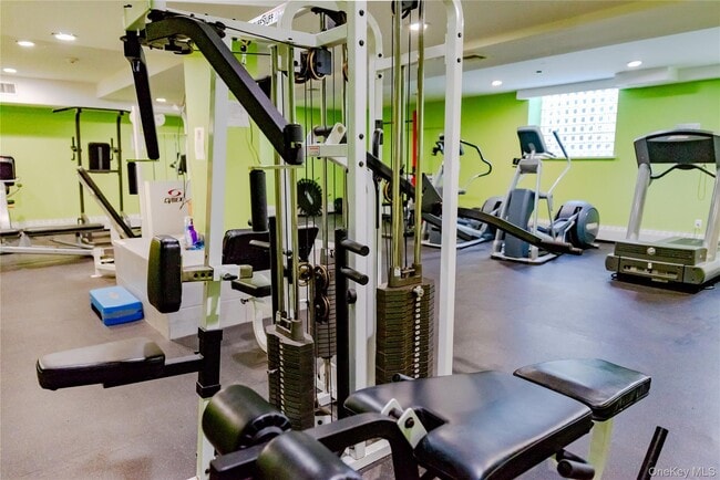 Building Photo - 25 W Broadway