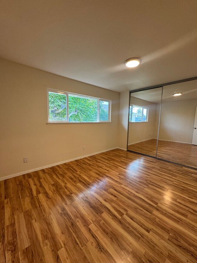 Building Photo - 455 Plum St