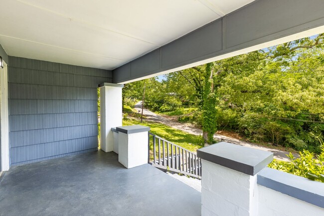 Building Photo - Beautifully Renovated 4 Bedroom 2 Bath Hom...
