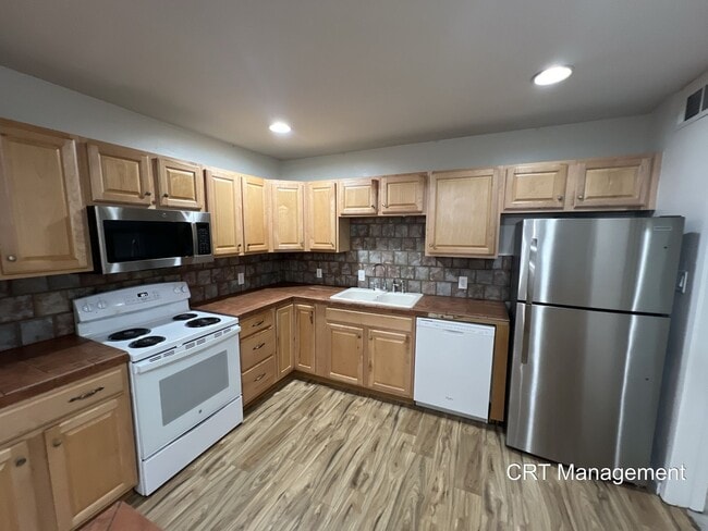 Building Photo - Charming 4-Bedroom Brick Ranch with Spacio...