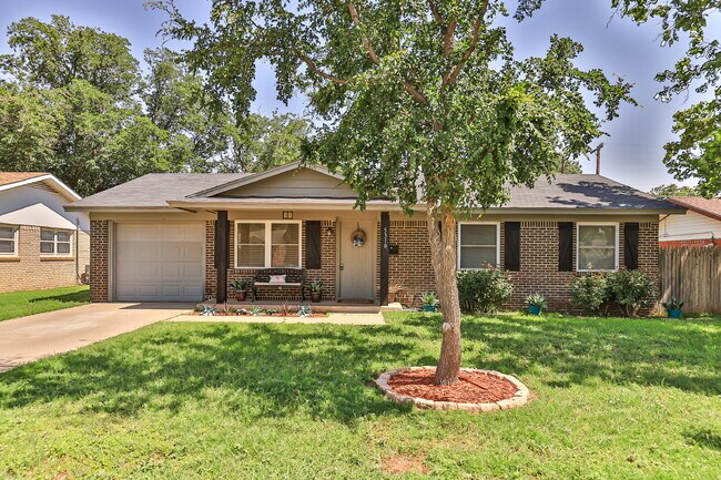 Building Photo - Sharp 3 Bedroom in LISD