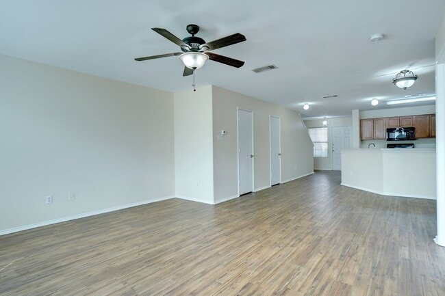 Building Photo - Spacious Duplex Townhome in Quiet Cul-de-Sac | Fresh Paint | 15-Month Lease