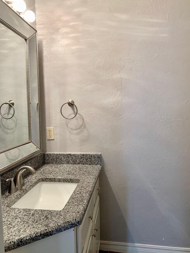 Building Photo - 3801 Tudor Cir