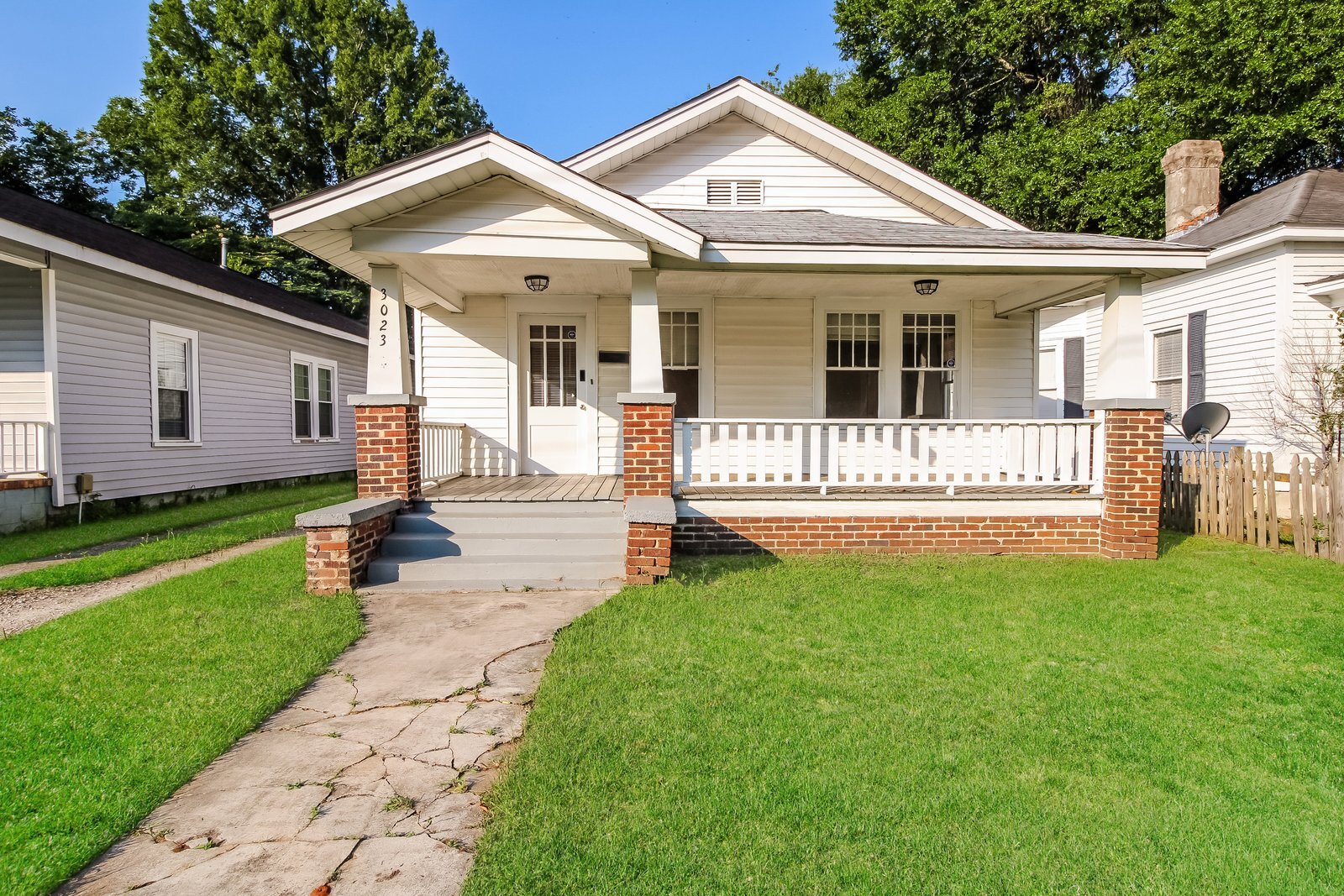 Building Photo - 3023 River Dr