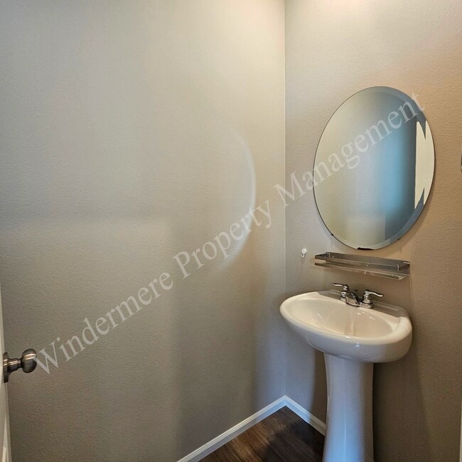 Building Photo - Spacious 4 Bedroom Home with Gas Fireplace, Office Space & 2-Car Garage!