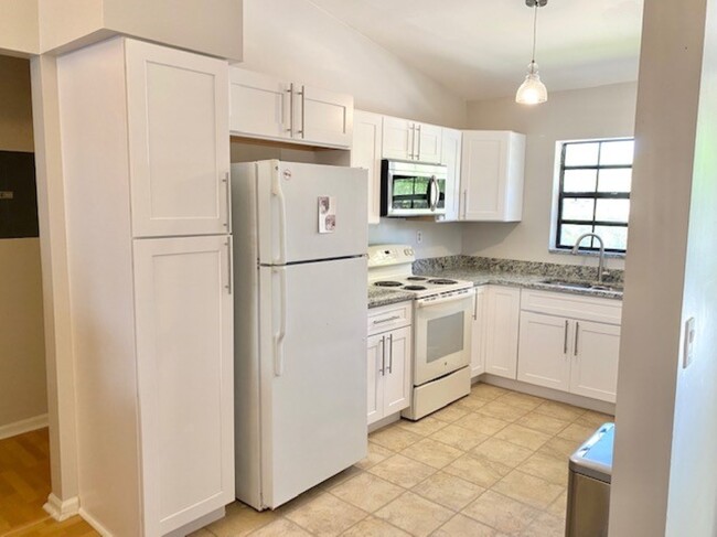 Kitchen - 2900 Olivewood Terrace