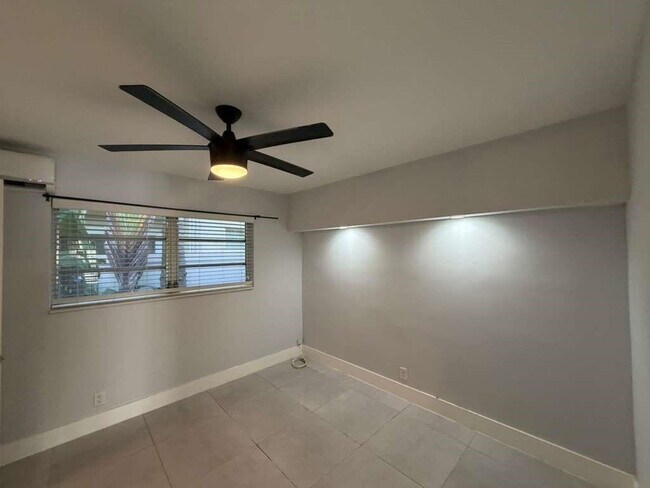 Building Photo - 820 N Victoria Park Rd